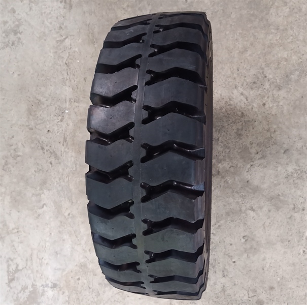 VỎ ĐẶC 28-9-15 (815-15) - RIM 7.00 - CÁI